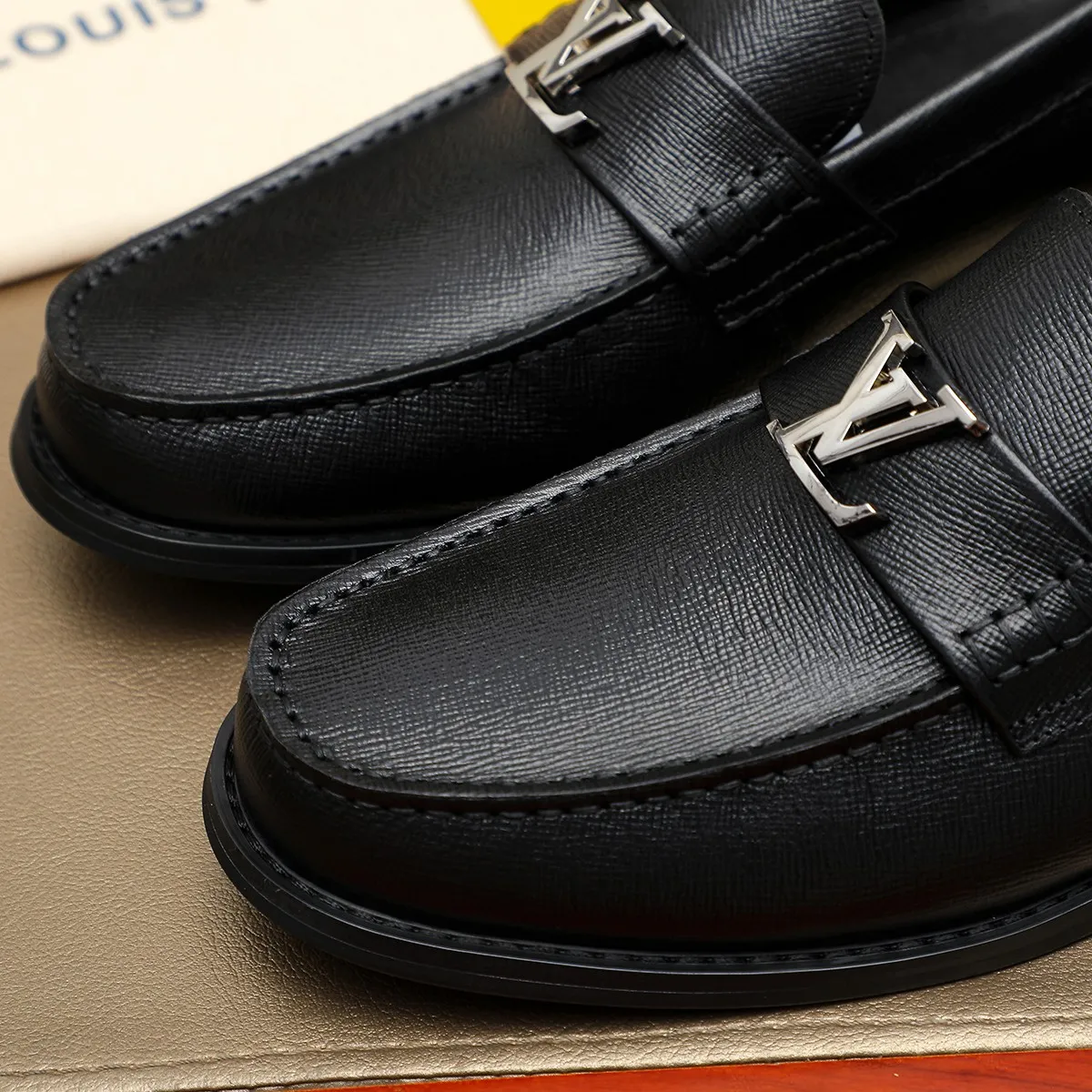 Men's shoes 460 💰 Louis Vuitton LV ® 🆕 model 🔛 full shoe counter, first layer cowhide, 🐂leather lining casual shoes for men, super soft outsole, a must-have for driving. Synchronized with the counter, original first layer cowhide, completely 1:1 mold customization 🌹 top version, color optional! Number: 38-44 (45.46 customized)